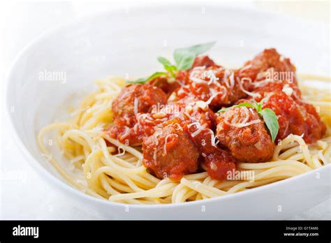 Frikadellen In Tomatenso E Und Frischem Basilikum Mit Spaghetti Auf