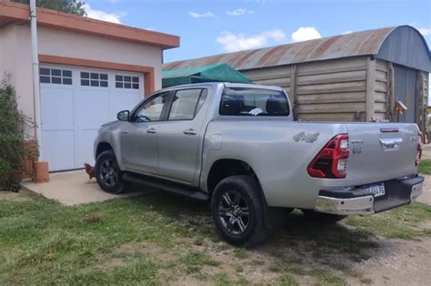 Robaron a mano armada 20 000 dólares y una camioneta en un campo de