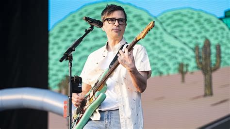 Weezer jams “Buddy Holly” live with fan following viral TikTok campaign ...