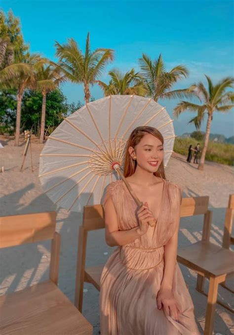 Đi ăn cưới Minh Hằng diện đầm nude khoe trọn vòng một quyến rũ bảo sao không lấn át cô dâu