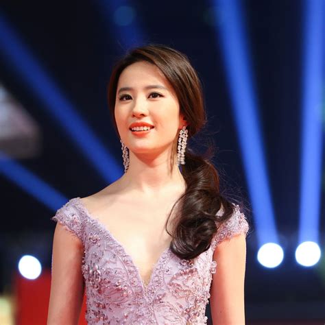 Liu Yifei: 5 Things You Didn't Know | 15 Minute News