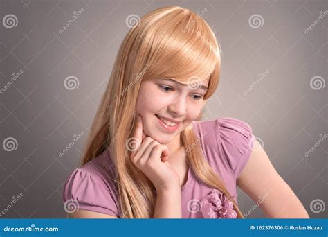 Fermez Le Portrait D Une Jolie Blonde Posant En Studio Photo Stock Image Du Gentil Assez