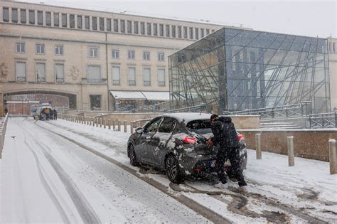 Heavy Snowfall Paralyzes Life in Belgium - IHA News