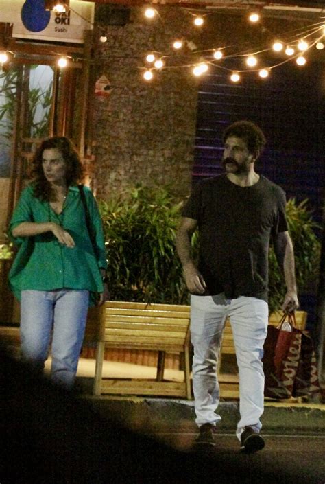 Caco Ciocler faz rara aparição ao lado da namorada e exibe novo visual