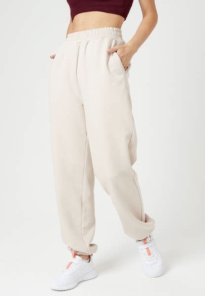 Спортивные штаны, с которыми можно собрать модные повседневные луки на ...