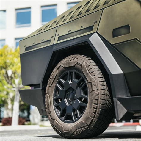This Halo Warthog Cybertruck Wrap Shouldnt Work And Yet