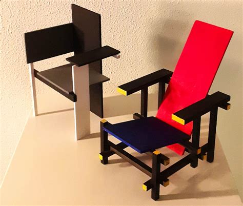 Gerrit Rietveld Twee Miniatuur Designstoeltjes Berlin Chair En Rood