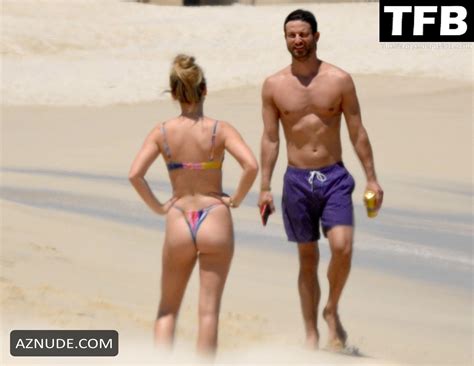 Anna Redman Sexy Seen Flaunting Her Hot Bikini Body At The Beach With Chris Bukowski In Mexico