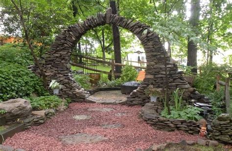 38 Eye-Catching Moon Gate Designs For Your Garden • Insteading