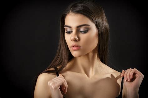 Belle Femme Brune Sexy Qui Pose En Lingerie Noire Photo Premium