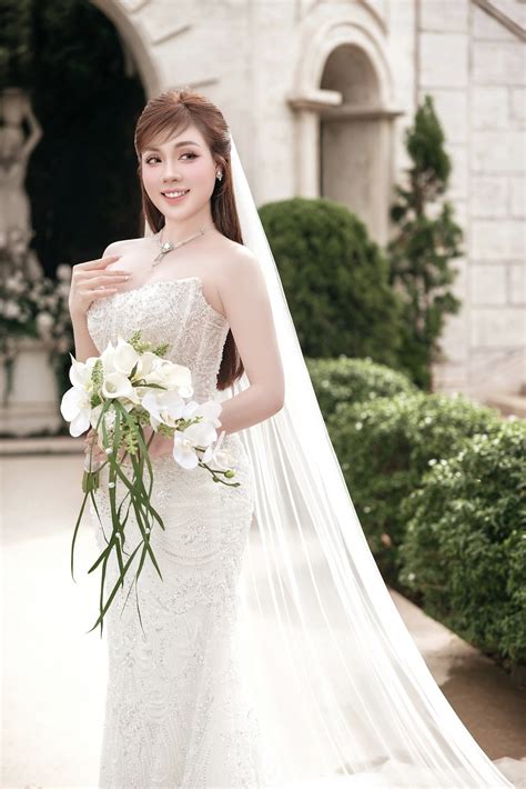 Cô giáo hot nhất cõi mạng Âu Hà My bất ngờ tung ảnh cưới danh tính chú rể là ẩn số