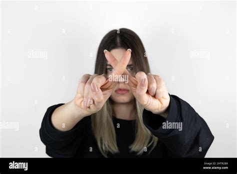 La Fille Blonde Fait Un Signe Interdit Avec Les Doigts J Ai Dit Non Une Femme En Col Re