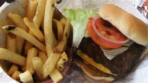 Biting Wendy S New Hot N Juicy Burger Newsday