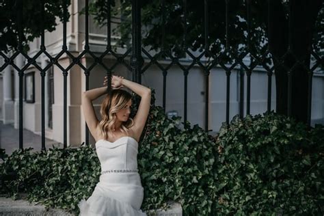 Image Libre Blonde Fantaisie Posant Mod Le Photo Rouge Robe Lunettes De Soleil Femme