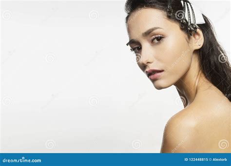 Il Bello Giovane Modello Castana Della Ragazza Con Le Spalle Nude Ed Ha