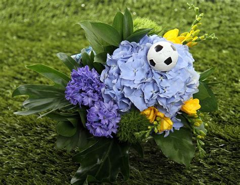 Футбольний букет ᐈ Замовити індивідуальні букети з квітів | LoraShen