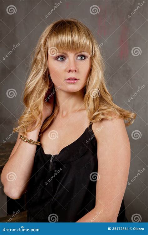 Attraktive Junge Blonde Frau Stockfoto Bild Von Kopf Kaukasisch