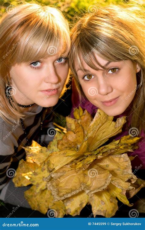 Portret Van Jonge Blonde Twee Stock Afbeelding Image Of Mooi Vrij