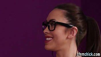 Femdomina reçoit un soin du visage XVIDEOS