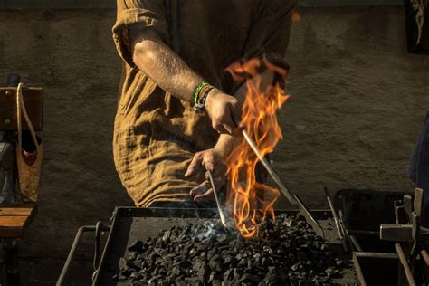 Casa De Ferreiro Espeto De Ferro - EM CASA DE FERREIRO, O ESPETO É DE... FERRO!