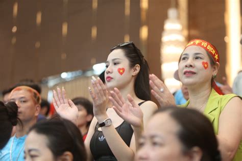 Ca sĩ Hòa Minzy và dàn hot girl Việt Nam làm sôi động sàn đấu SEA Games