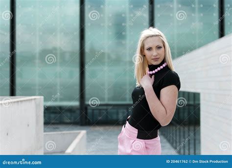 Het Meisje Van De Blonde Het Stellen Stock Foto Image Of Blond Volwassen