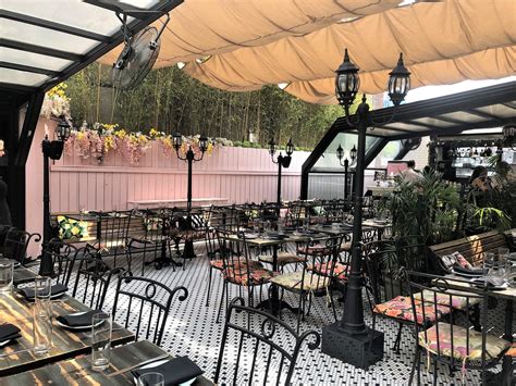 WHERE THE LOCALS ENJOY BRUNCH IN NEW YORK CITY