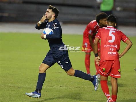 Agust N Auzmendi Se Viste De H Roe En Sufrido Triunfo Del Motagua Sobre