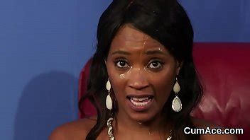 Babe particulière reçoit une charge de sperme sur son visage en mangeant tout le sperme