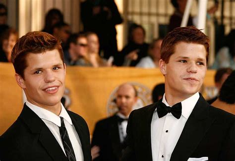 Famous twins: 33 most popular pairs of celebrity siblings - Legit.ng