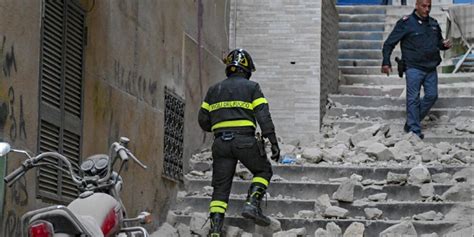 Paura Ai Quartieri Spagnoli Di Napoli Crolla La Facciata Di Un Palazzo