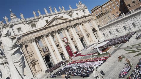 Escándalo en el Vaticano sacerdote es atrapado infraganti en orgía gay