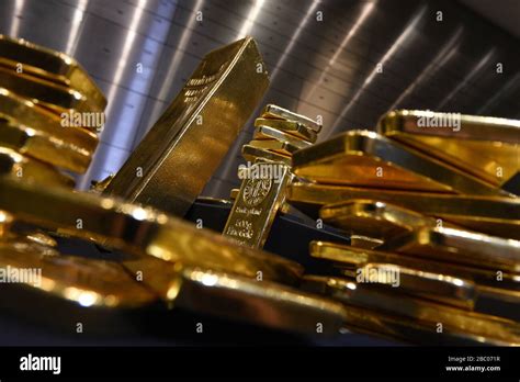 Gold bars vault hi-res stock photography and images - Alamy