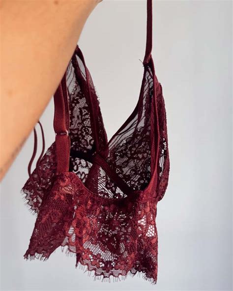 Conjunto lingerie sutiã de renda sem bojo e calcinha de renda na cor vinho vovó Sofia
