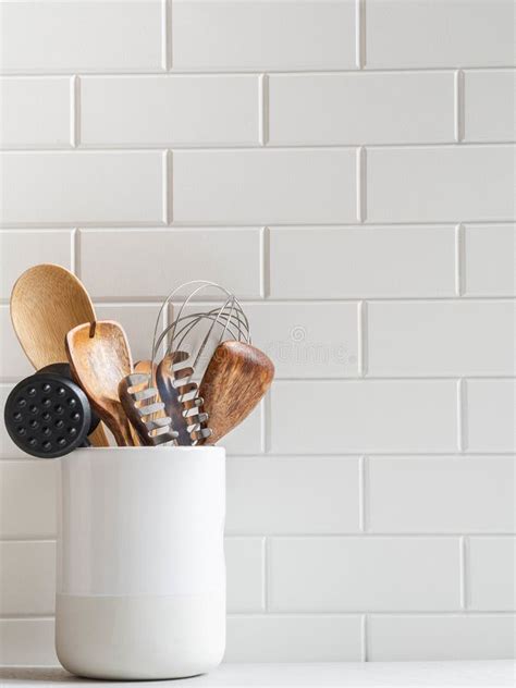 Elegante Fondo De Cocina Blanca Con Utensilios De Cocina Sobre Una