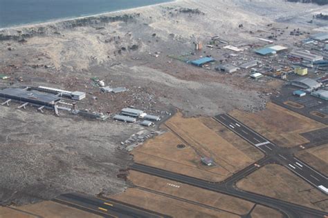 津波に飲まれる仙台空港（海上保安庁：東日本大震災 100枚の記録 写真特集：時事ドットコム