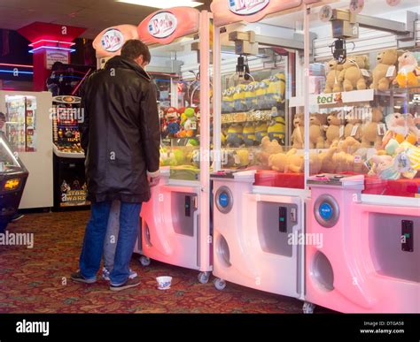 Ein Mann An Einem Greifer Automaten In Einem Typisch Englischen Meer