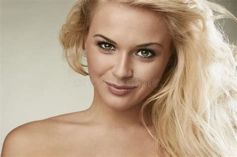 Mooie Glimlachende Blonde Vrouw Gelukkig Meisje Vrij Jonge Vrouw Stock Foto Image Of Charme