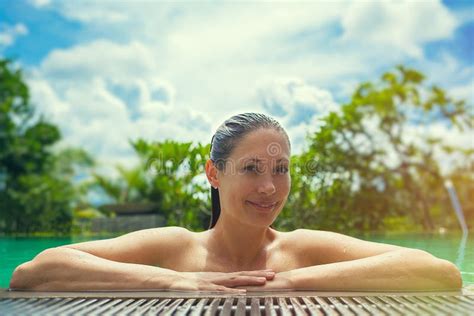 Wakacje Letni Basenem Ma Kobiety Piękna Zabawa Zdjęcie Stock Obraz złożonej z natura bikini