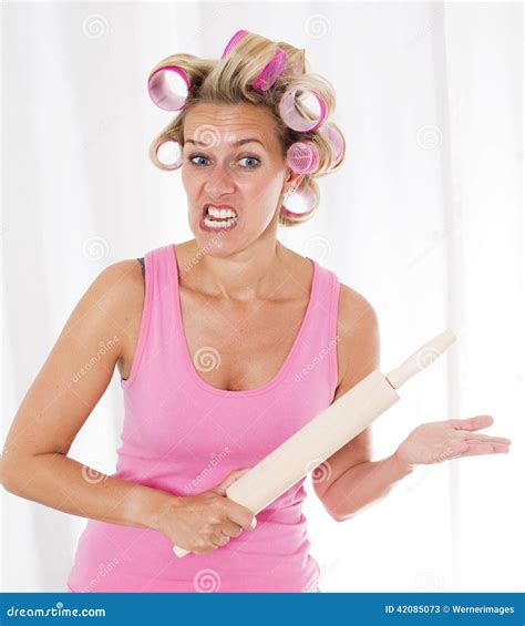 Femme Avec Des Bigoudis Et Une Goupille Image Stock Image Du Rouleau Blonde 42085073