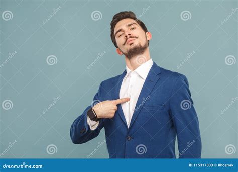 Ritratto Del Primo Piano Dell'uomo Fiero Che Indica Dito Egli Stesso ...