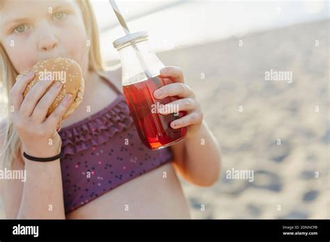 M Dchen Jahre Bikini Fotos Und Bildmaterial In Hoher Aufl Sung Alamy