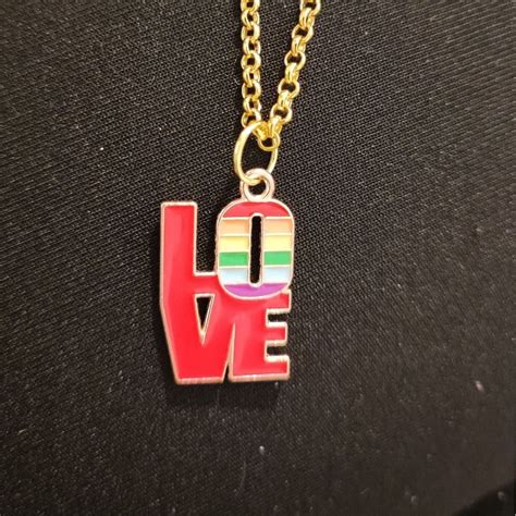 Guldig halsband regnbåge love gay lgbt hbtq med Köp på Tradera