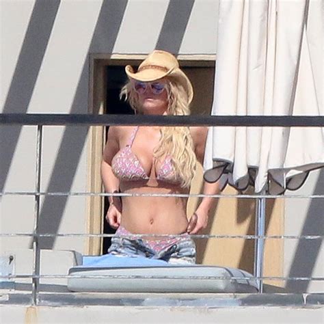 Busty Bikini Clad Jessica Simpson Gets Cheeky In Mexico
