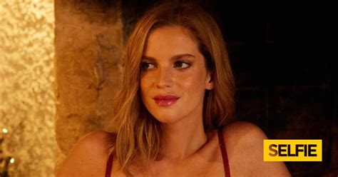 J Lia Palha Aquece A Temperatura Em Lingerie Vermelha A Entrar No Esp Rito De Natal Selfie