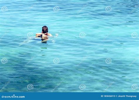 Joven Fuerte En El Amor Abrazando Y Abrazando A Su Novia Con Un Traje Bikini En El Mar Imagen