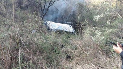 Cuatro muertos y 7 heridos saldo de volcadura de camioneta turística