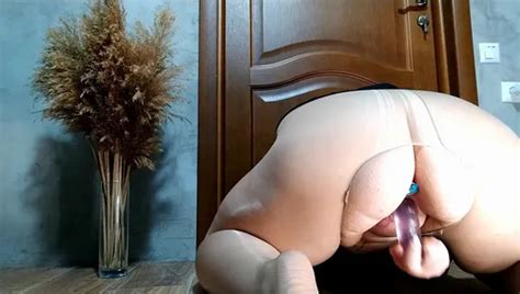 Russische MILF masturbiert süß behaarte Muschi unter Strumpfhosen