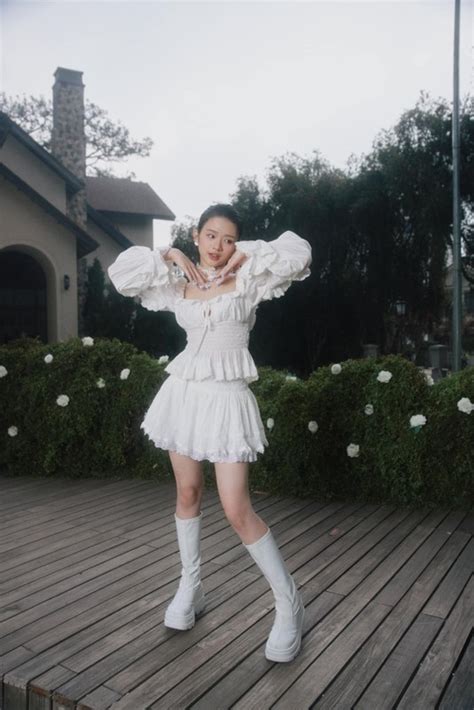 Làm ca sĩ hot girl Linh Ka liên tiếp nhận lời chê bai