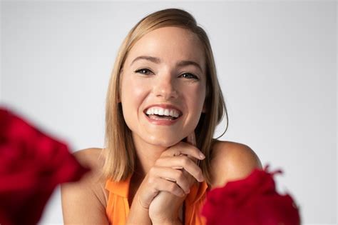 Bouchent Le Portrait D Une Belle Femme Avec Des Fleurs Photo Gratuite